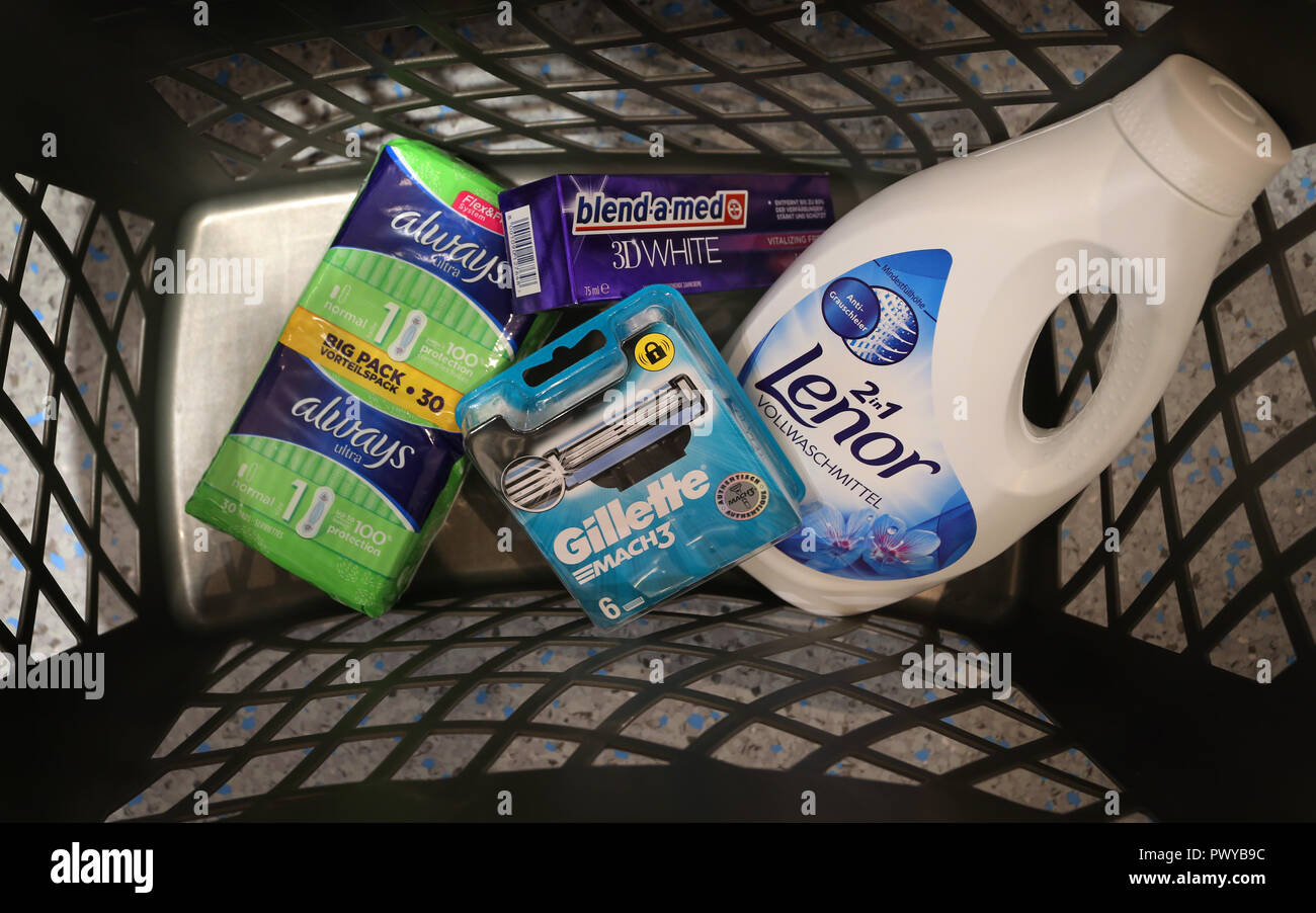 Kaufbeuren, Germania. Xviii oct, 2018. Vari prodotti dal produttore di merce consumer di Procter & Gamble sono in un ramo di un drugstore catena in un carrello. Credito: Karl-Josef Hildenbrand/dpa/Alamy Live News Foto Stock