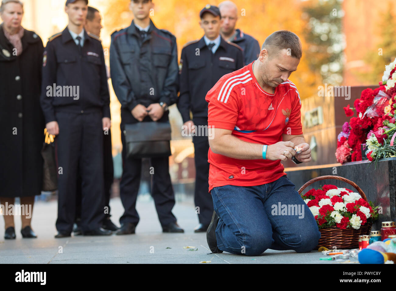 Mosca, Russia. 17 ottobre, 2018. L'uomo stabilisce candele alla seconda guerra mondiale Hero Città Memoriale per la città di Kerch nel centro di Mosca il 18 ottobre 2018, un giorno dopo un 18-anno-vecchio studente ha aperto il fuoco sui suoi colleghi studenti, lasciando almeno 21 morti e decine di feriti in Crimea technical college di Kerch Crimea. Credito: Victor Vytolskiy/Alamy Live News Foto Stock