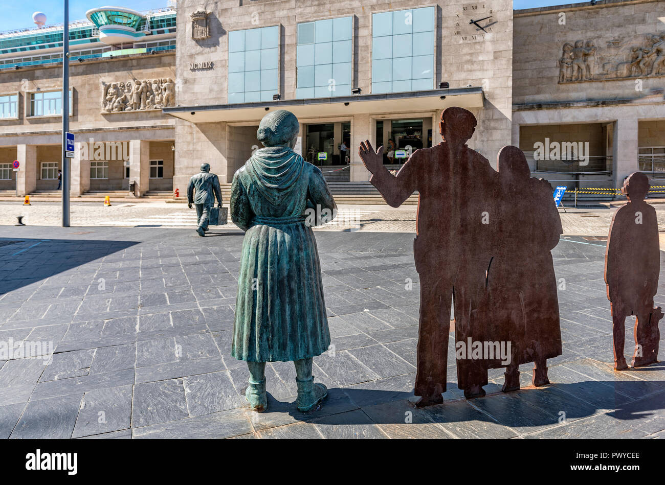 Monumento al emigrante en la ciudad de Vigo. Un gruppo di statue dello scultore Ramón Conde al di fuori del porto di Vigo Spagna terminale Foto Stock