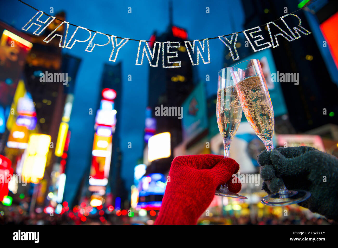 Felice Anno Nuovo glitter bunting si blocca nella celebrazione su luci al neon di Times Square a New York City, Stati Uniti d'America Foto Stock