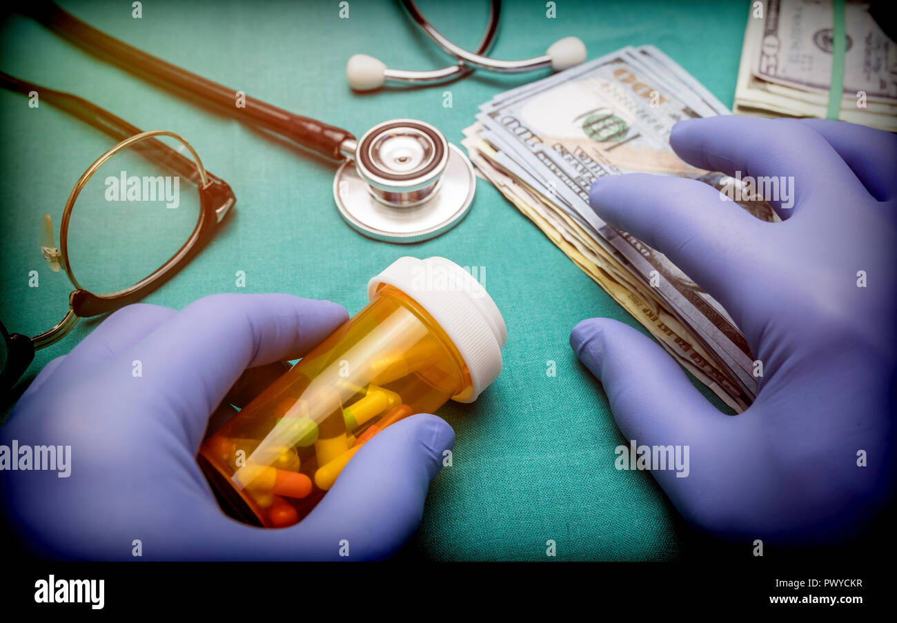 Medico con guanti in lattice blu a contare centinaia di fatture del dollaro in un ospedale Foto Stock