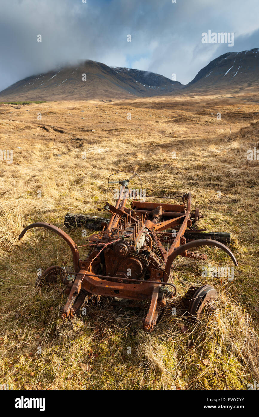 I resti scheletrici di una vecchia auto decadimento sul lato di una montagna scozzese Foto Stock