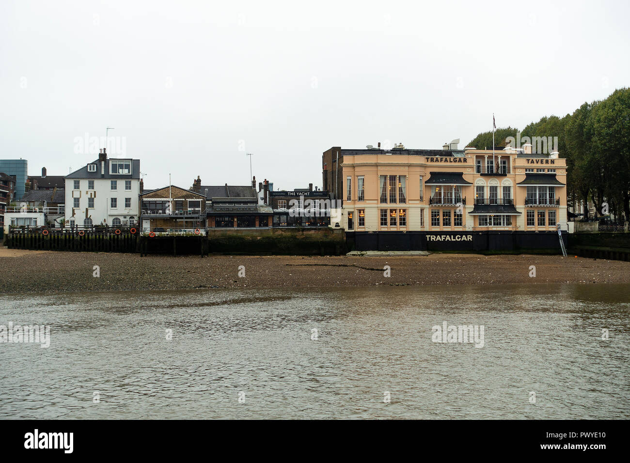 Il Trafalgar Tavern Public House e lo Yacht Riverside ristorante sulle rive del fiume Tamigi a Greenwich Londra Inghilterra Regno Unito Regno Unito Foto Stock