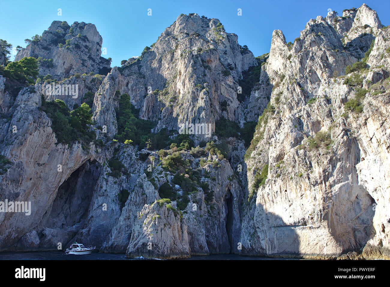 Frastagliate formazioni di roccia di Capri Foto Stock