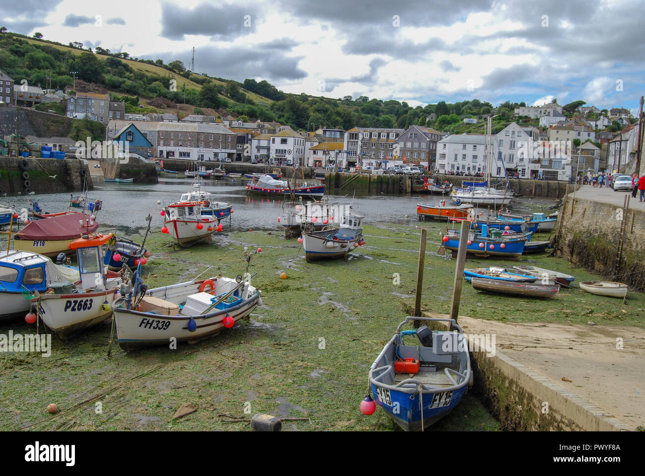 Tide fuori al porto di Mevagissey Foto Stock