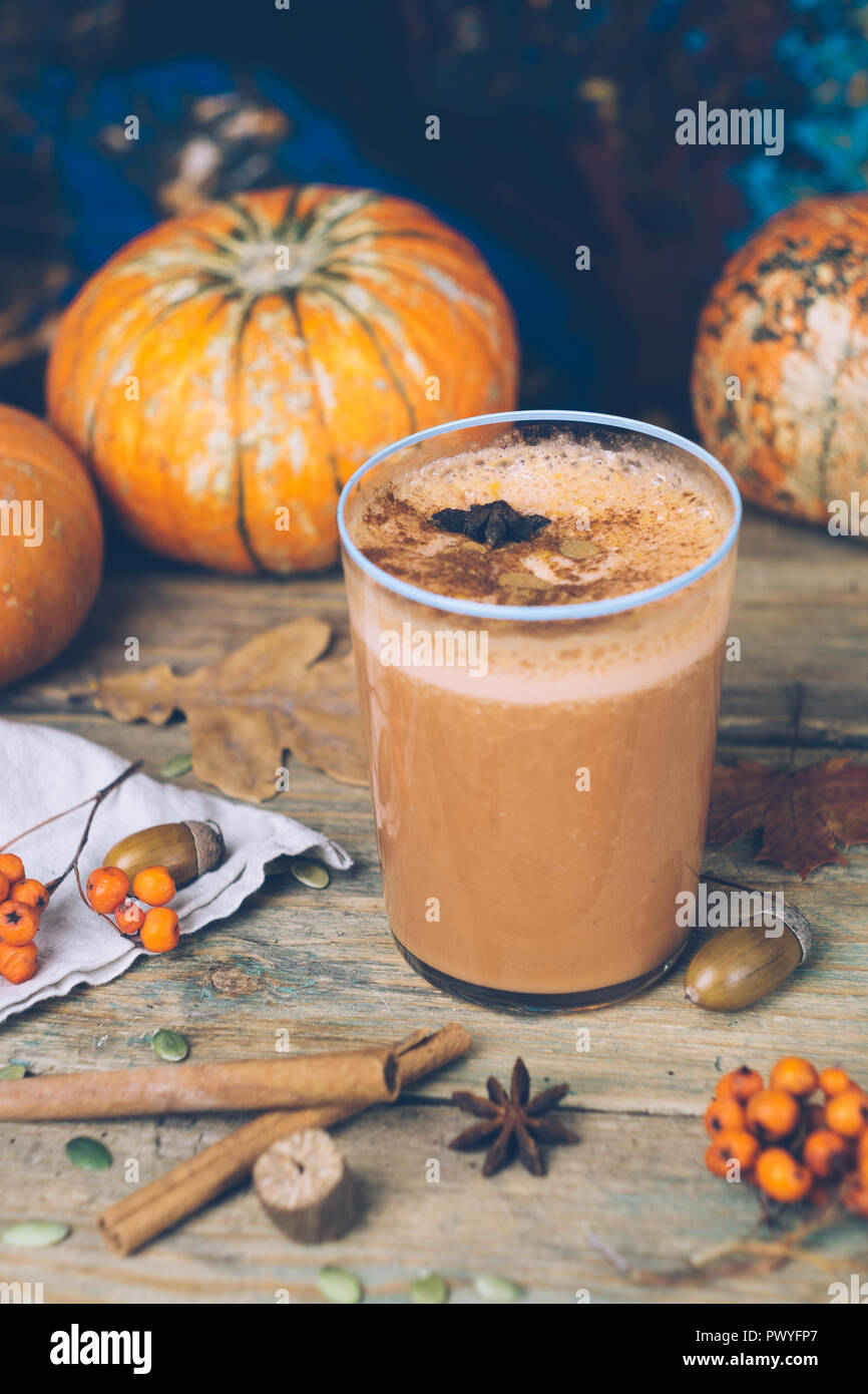 Vegano torta di zucca smoothie con spezie. Caduta sana Ricetta frullato: dairy-free smoothie con latte di mandorla, purea di zucca e banana. Sfondo con Foto Stock