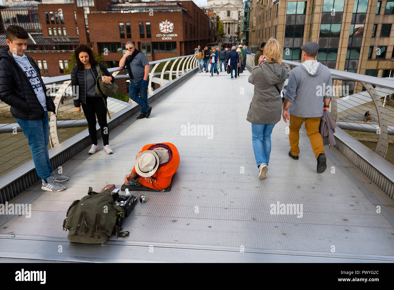 Londra, Regno Unito. Ben Wilson giace sul pavimento del Millenium Bridge di  verniciatura di un piccolo