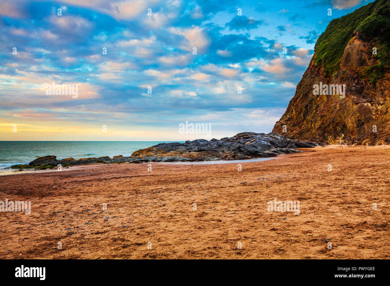 Tramonto sulla spiaggia di Tresaith in Ceredigion, Galles. Foto Stock
