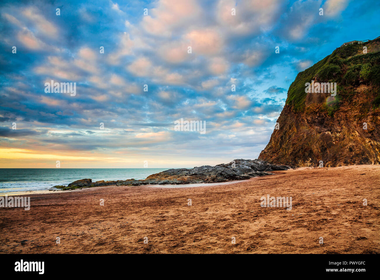 Tramonto sulla spiaggia di Tresaith in Ceredigion, Galles. Foto Stock