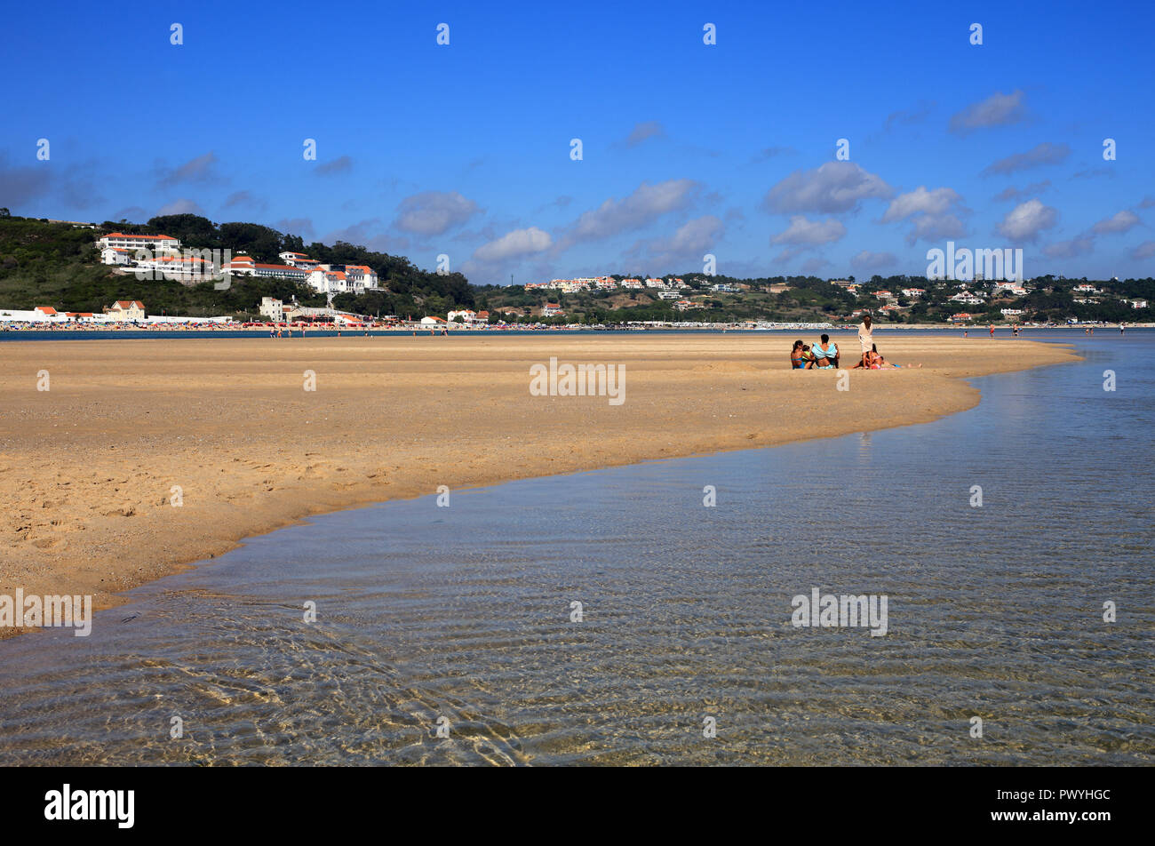 Il Portogallo, Caldas de Rainha, Lagoa de Obidos o Obidos laguna e la città di vacanze di Foz do Arelho. Acqua cristallina con la bassa marea. Foto Stock