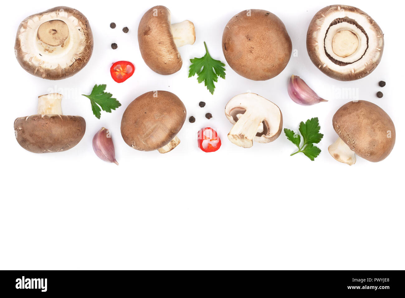 Fresco di funghi champignon con prezzemolo, pepe e red hot chili peppers isolato su sfondo bianco con copia spazio per il tuo testo. Vista dall'alto. F Foto Stock
