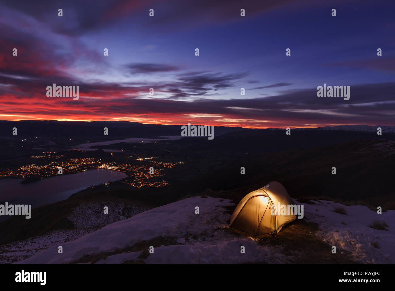 Campeggio in montagna. Picco Roys Nuova Zelanda. Foto Stock