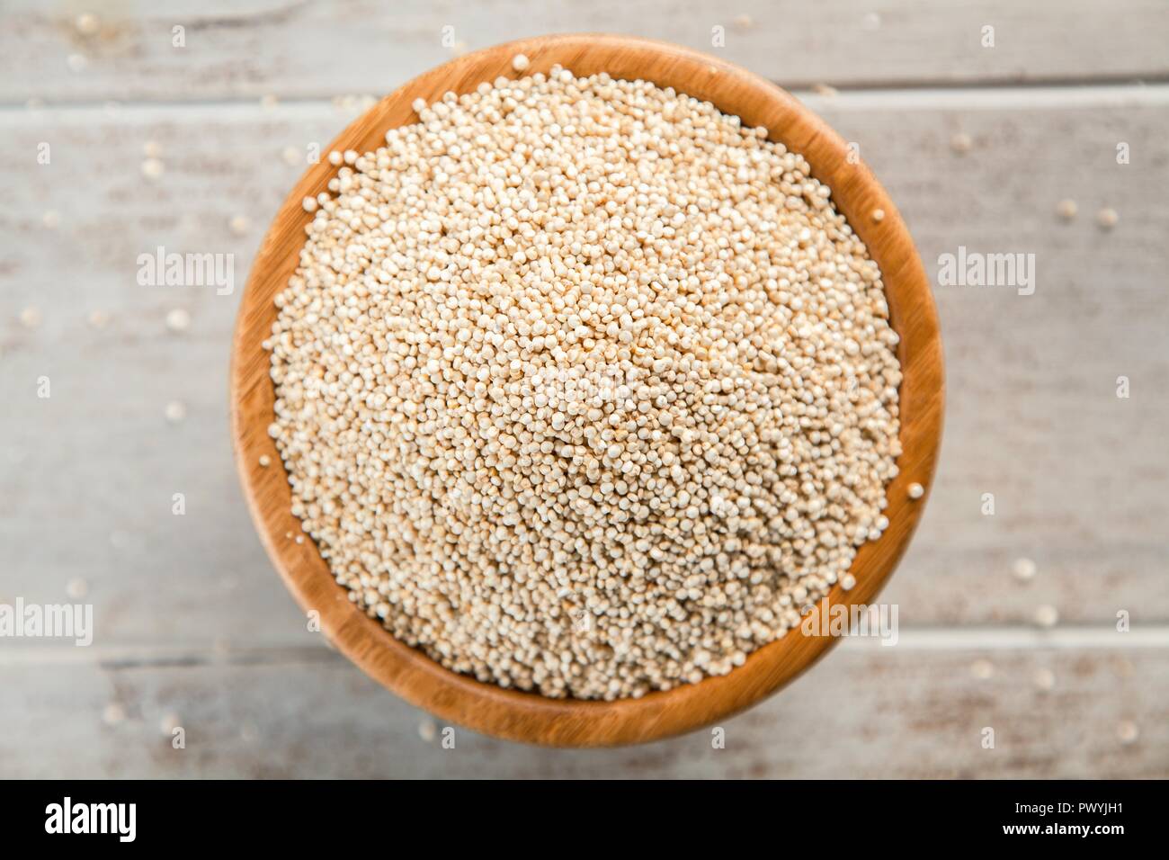 Materie di quinoa semi in una ciotola Foto Stock