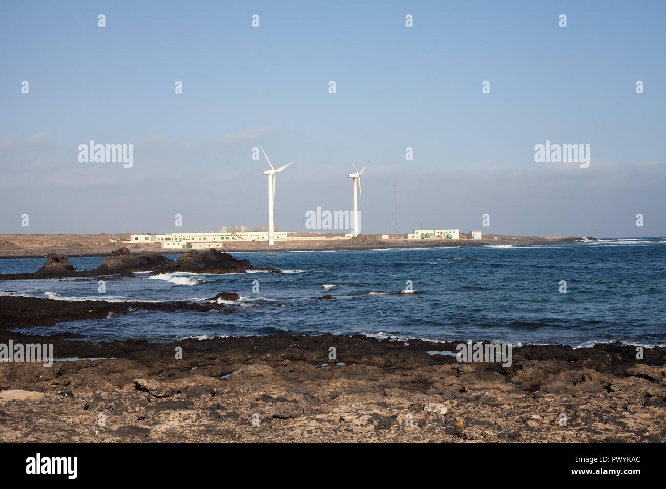 Le turbine eoliche presso la fattoria eolica dell'impianto di dissalazione in Corralejo, Fuerteventura, Isole Canarie, Spagna Foto Stock