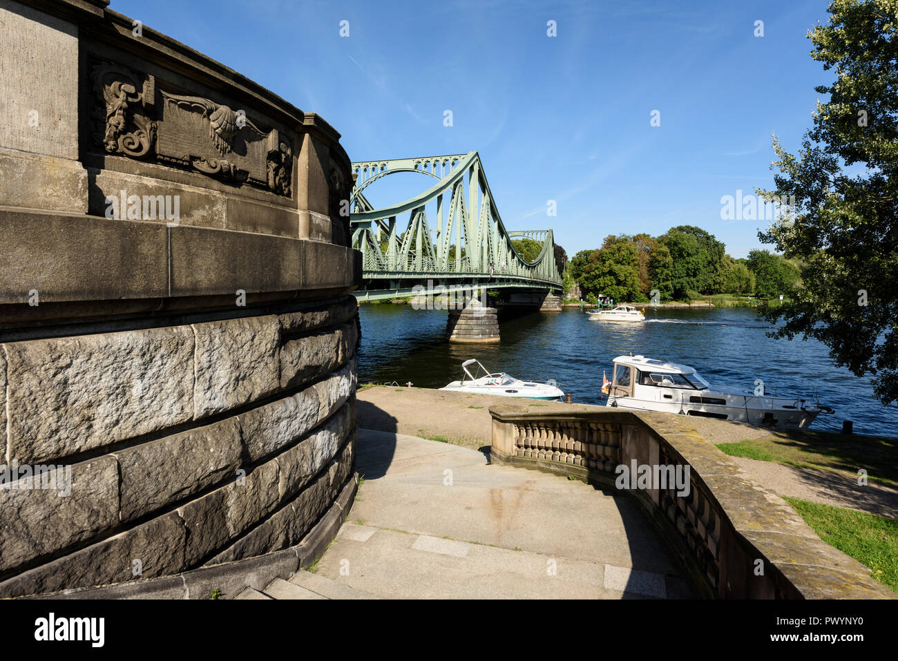 Potsdam. Berlino. Germania. Glienicke ponte (Glienicker Brücke) attraversa il fiume Havel e collega Potsdam e Berlino. Foto Stock