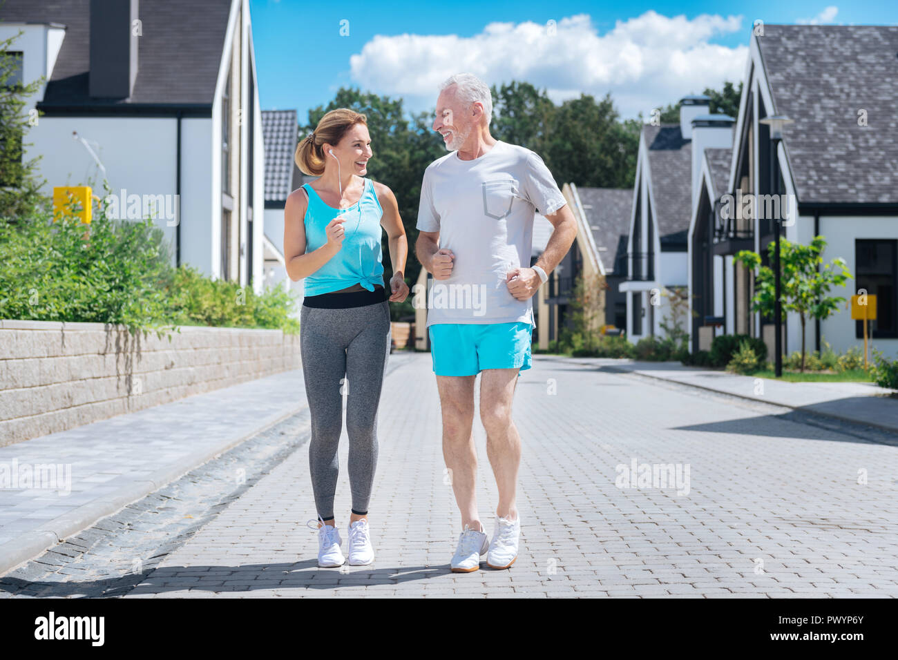 Coppia di imprenditori maturi sensazione incredibile durante il jogging insieme Foto Stock