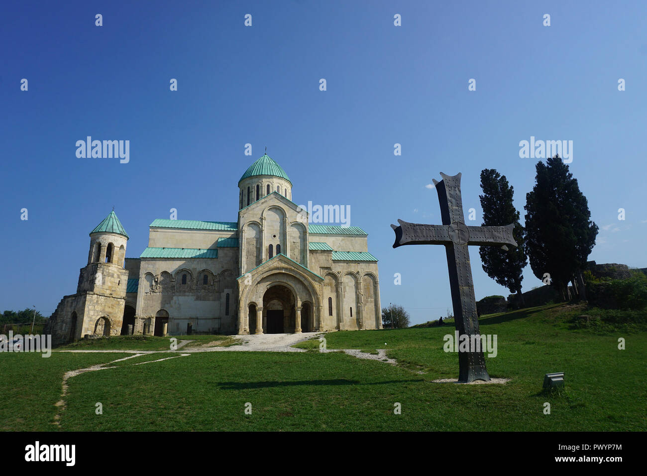 Kutaisi Bagrati Cattedrale con la torre campanaria e la grande Croce Vista completa Foto Stock