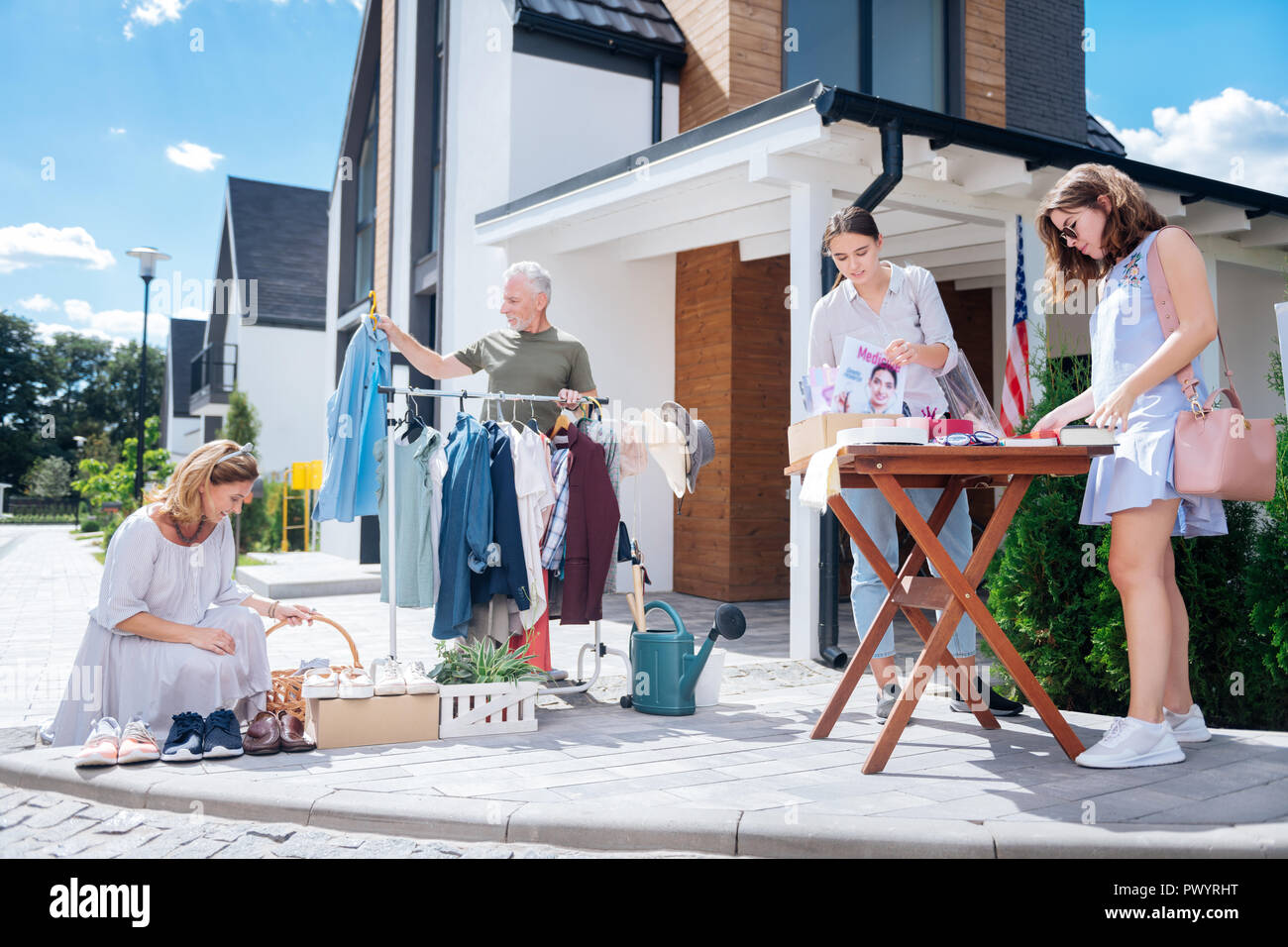 Grande famiglia felice sensazione incredibile mentre venendo alla tradizionale weekend cantiere vendita Foto Stock