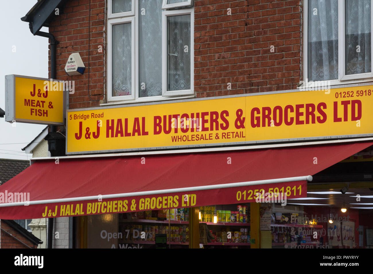 Insegna all esterno di un macellai halal e bottegai store a Farnborough, Hampshire, Regno Unito. La carne halal e rivenditore di pesce. Foto Stock