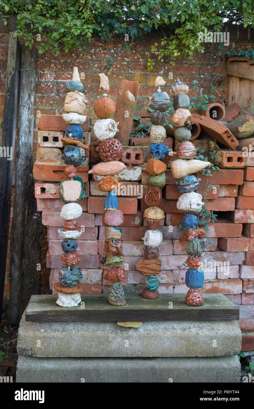 La visualizzazione di oggetti di ceramica al di fuori di Farnham ceramiche, Wrecclesham, Surrey, Regno Unito Foto Stock