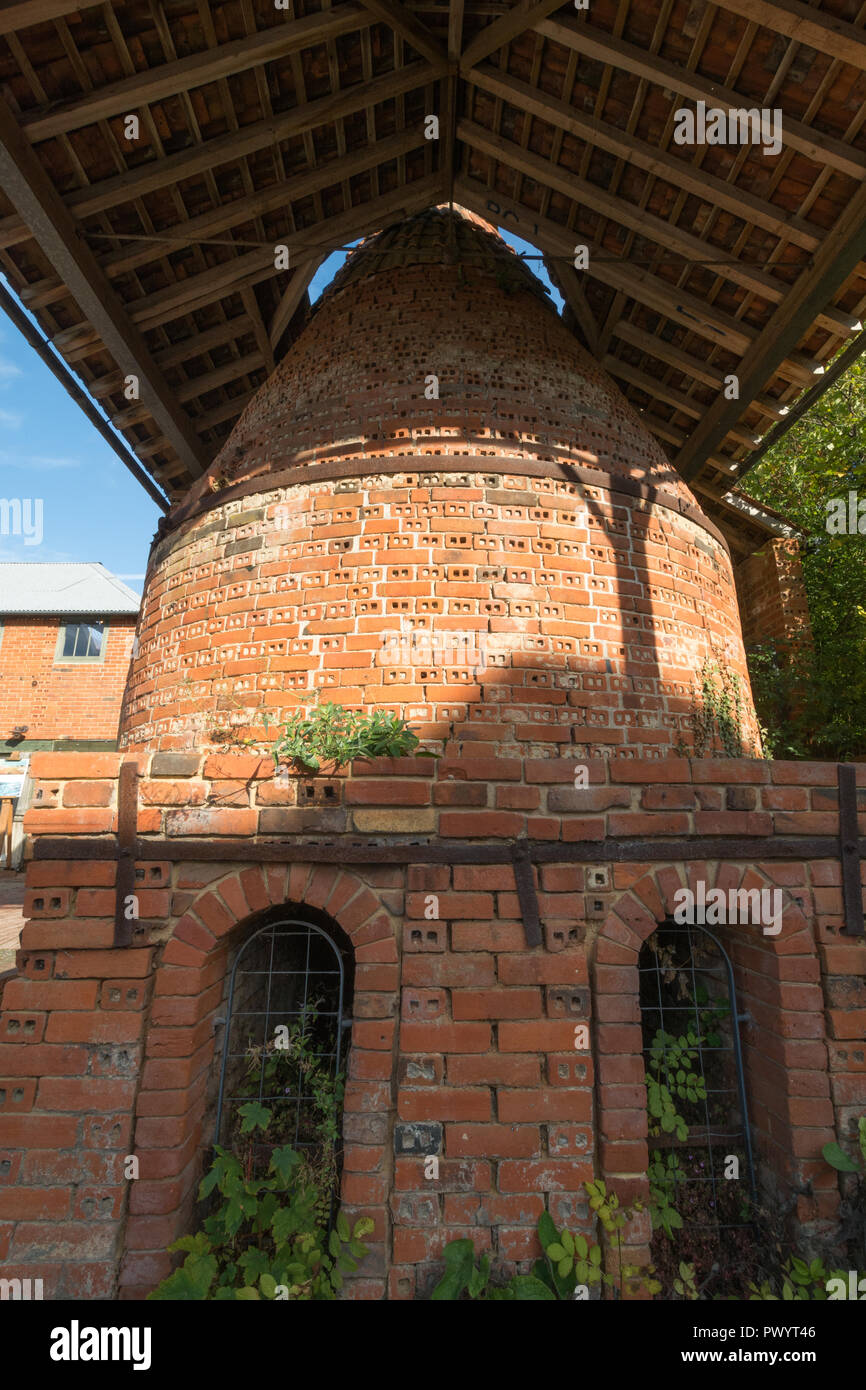 Farnham ceramiche, Wrecclesham, Surrey, Regno Unito. Esterno del grade II edifici in stile vittoriano e forno, un visitatore di attrazione e di lavorare in ceramica. Foto Stock