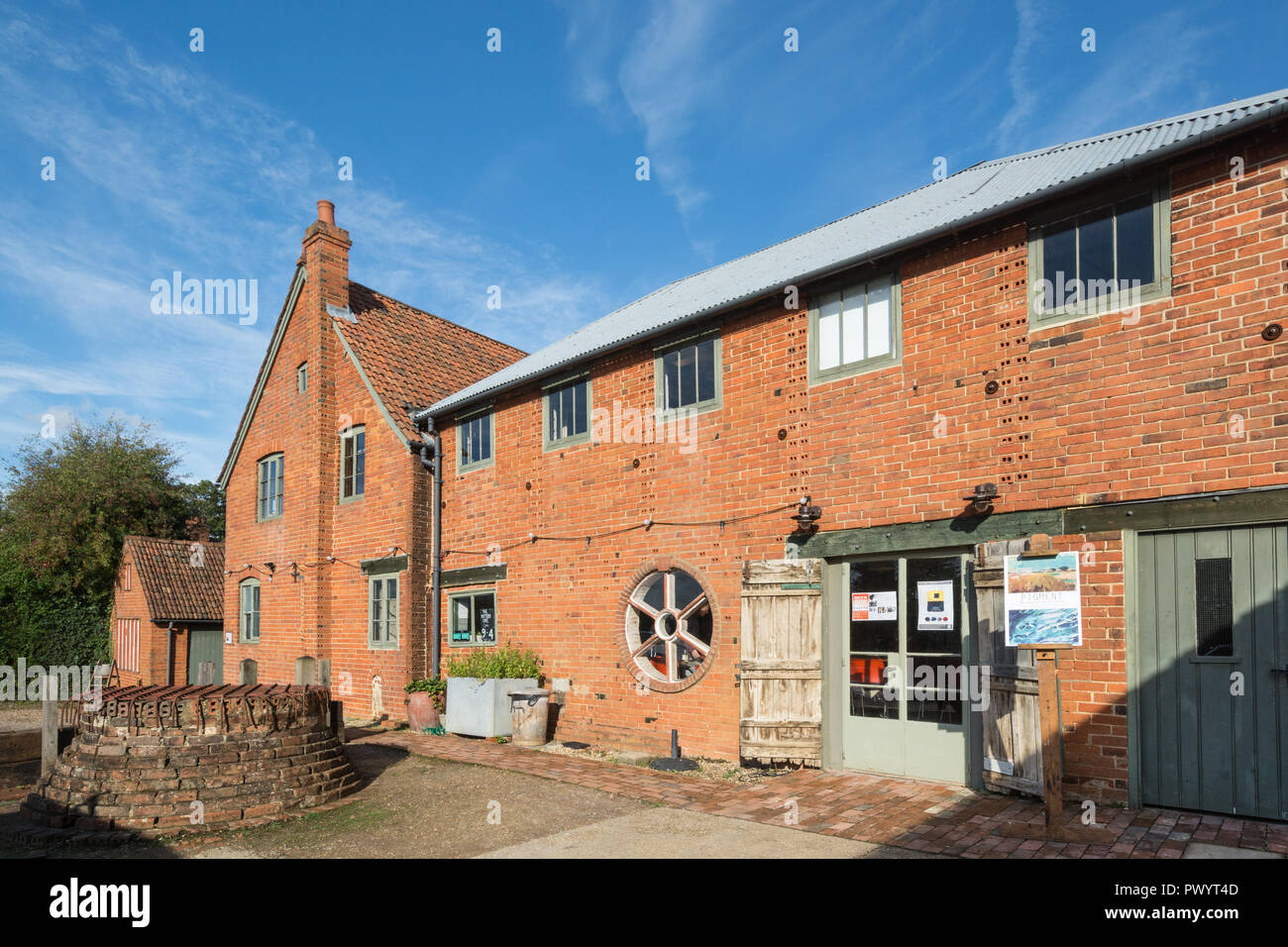 Farnham ceramiche, Wrecclesham, Surrey, Regno Unito. Esterno del grade II edifici in stile Vittoriano, un visitatore di attrazione e di lavorare in ceramica. Foto Stock