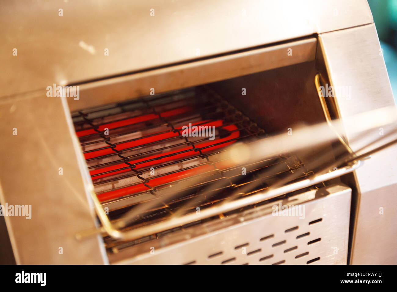 Trasportatore elettrico tostapane Forno tostare è azionato mediante applicazione di calore, da caldo elemento bobina sorgente di riscaldamento nella camera del forno, per toast in automatico fe Foto Stock