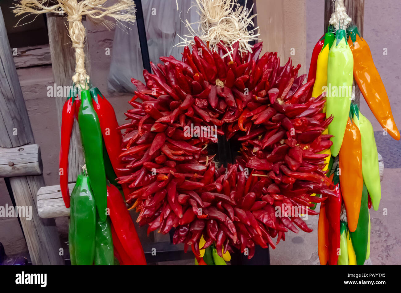 Ghirlanda di Natale di peperoncini rossi è molto tipico in Nuovo Messico  Foto stock - Alamy