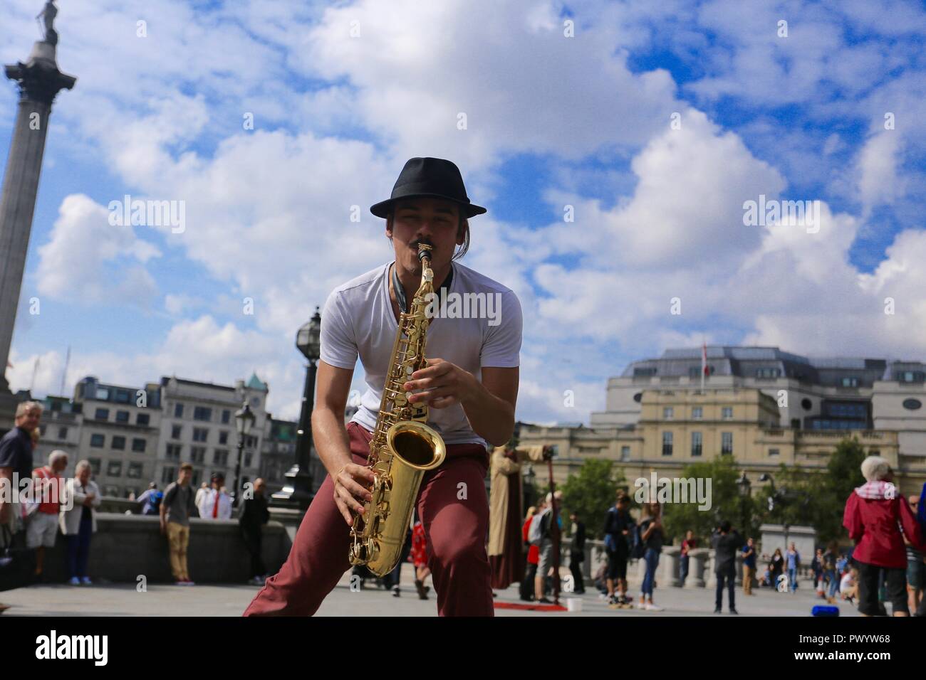 Suonatore ambulante Jazz suonare il sassofono di fronte alla National Gallery, Trafalgar Square, Londra. Foto Stock