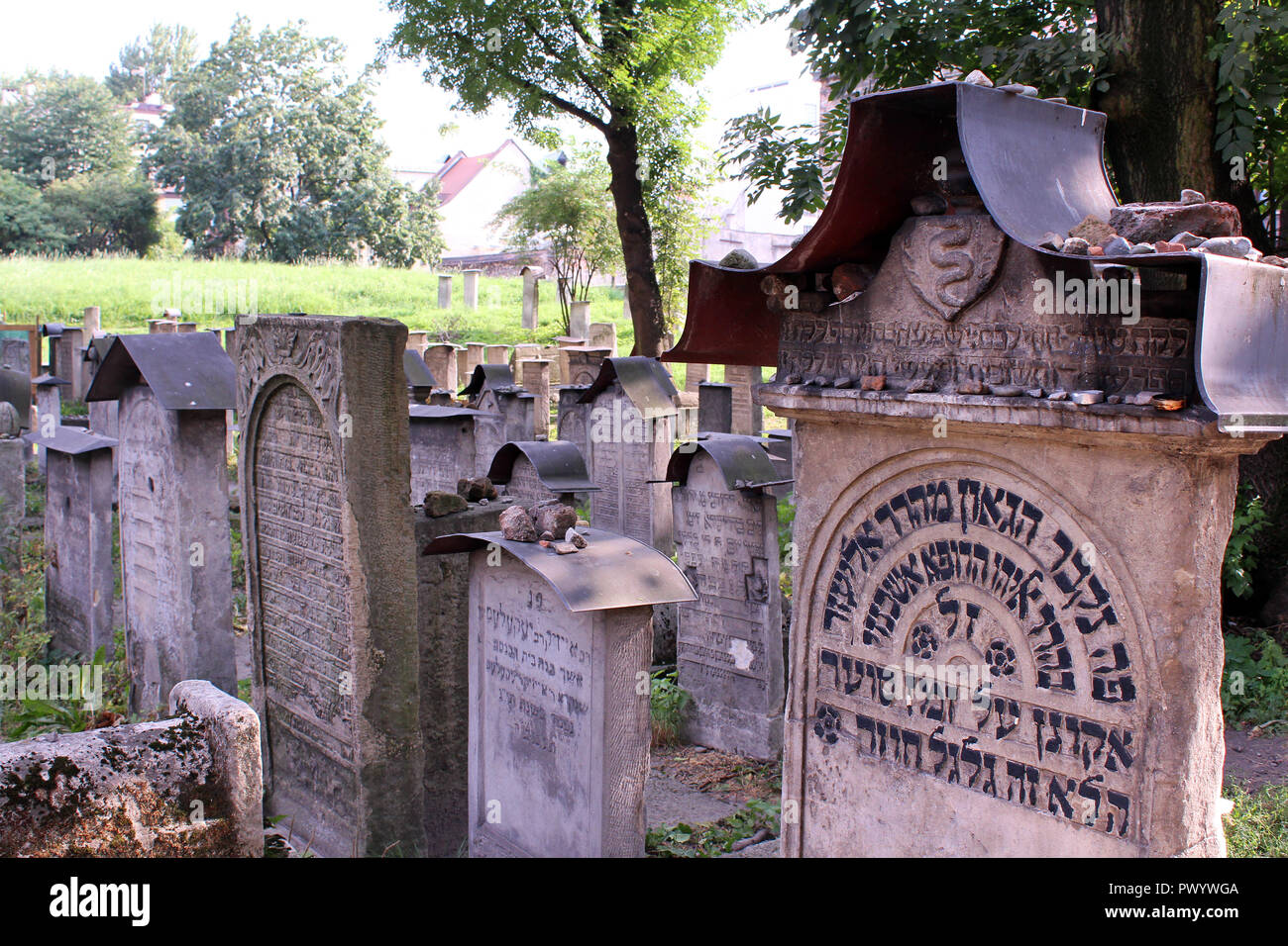 Gli oggetti contrassegnati per la rimozione definitiva in Sinagoga Remuh cimitero, impilati con ciottoli, in Kazimierz, Cracovia in Polonia Foto Stock