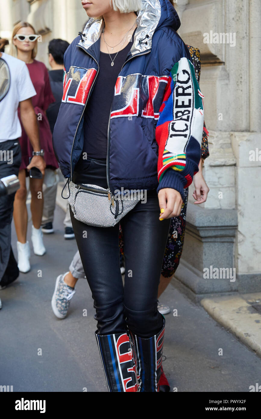 Milano Italia 21 settembre 2018 Donna con Iceberg giacca blu e