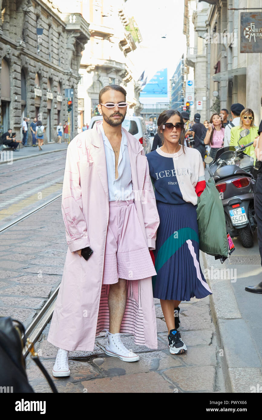 Milano, Italia - 21 settembre 2018: l'uomo con il rosa lungo cappotto e  donna con Iceberg maglione prima di Iceberg fashion show, la Settimana  della Moda Milanese street style Foto stock - Alamy