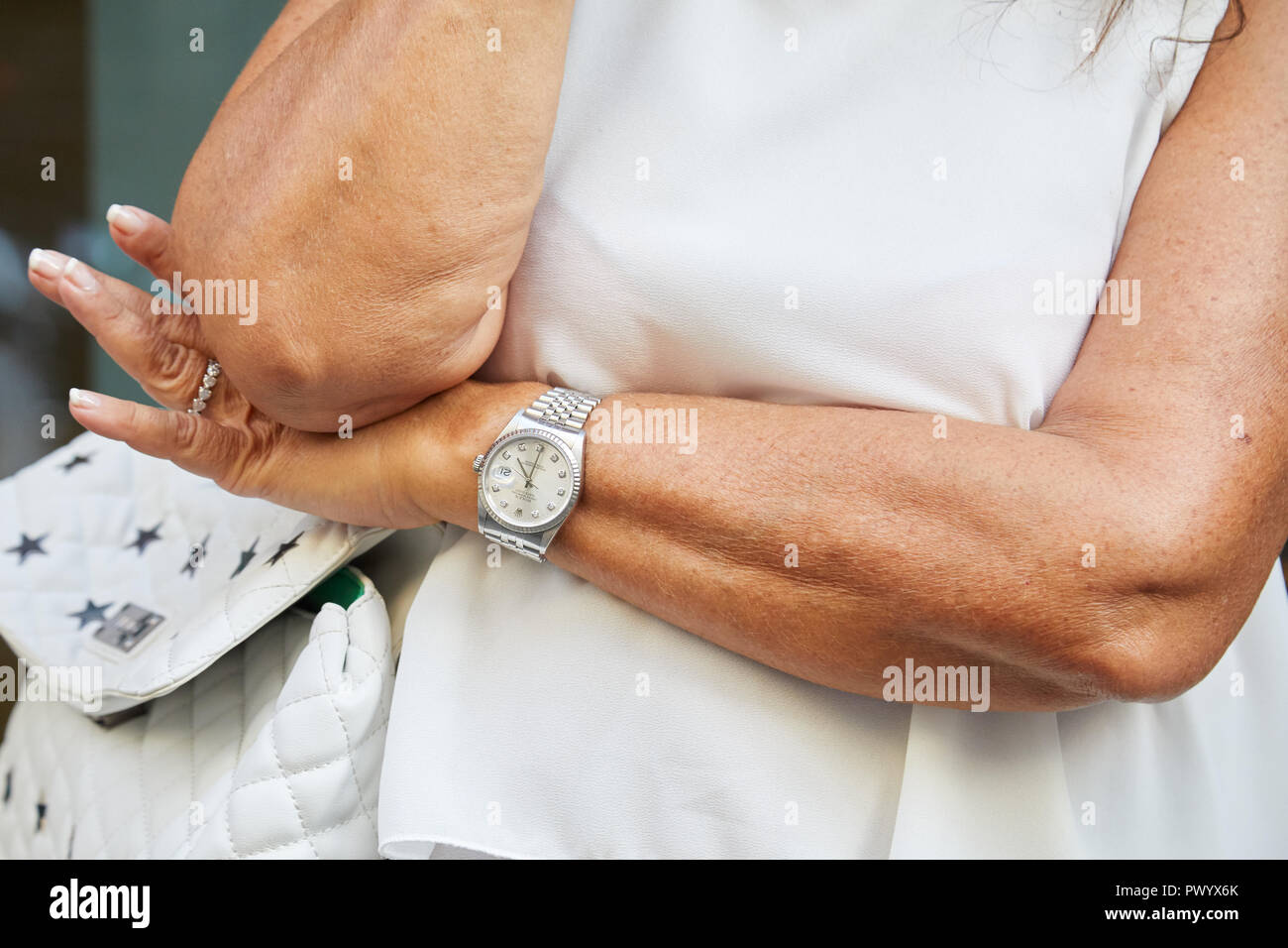 Milano, Italia - 21 settembre 2018: Donna con Rolex Datejust orologi con  diamanti e abito bianco prima di Iceberg fashion show, la Settimana della  Moda Milanese stree Foto stock - Alamy