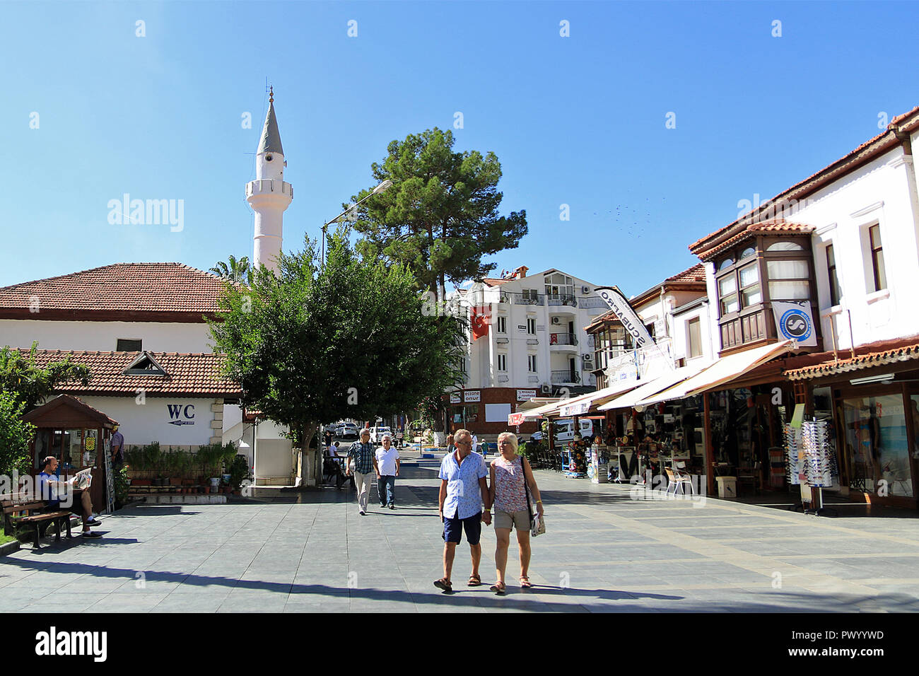 Il centro della città (centro) di Kaş (pronunciato "Kash') che è una piccola pesca, immersioni, vela e città turistica e un distretto della provincia di Antalya in Turchia, 168 km a ovest della città di Antalya. Come una località turistica, è relativamente incontaminata. Foto Stock