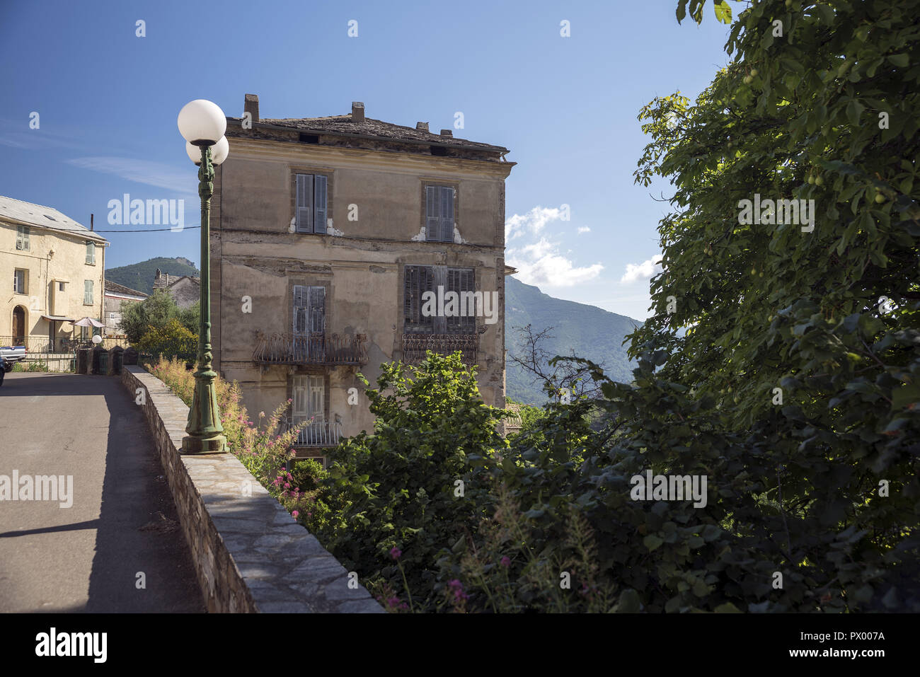Case, edifici sulla strada principale di La Porta. Domy, budynki przy głównej ulicy w La Porta. Foto Stock