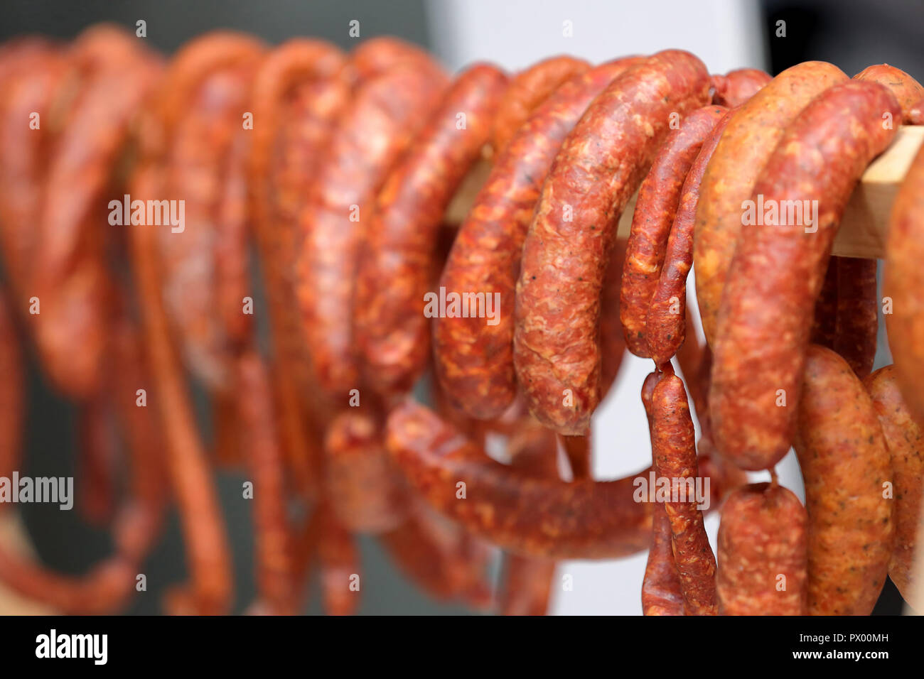 Tradizionale salsicce affumicate appeso in affumicatoio domestici, prodotta con metodi tradizionali in azienda agricola biologica Foto Stock