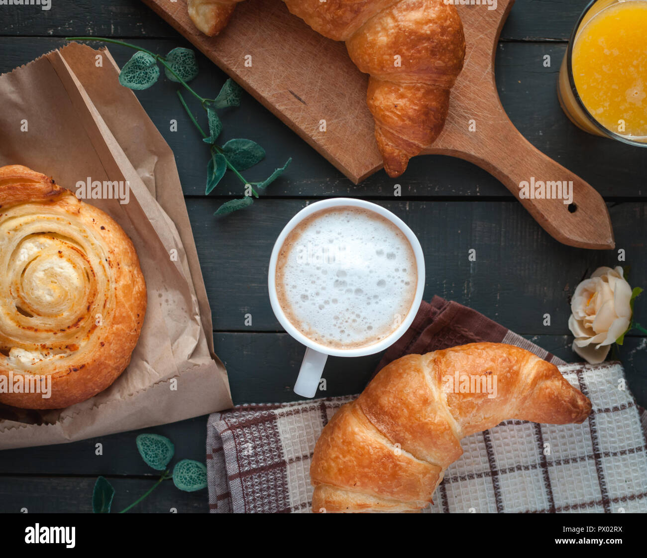 La prima colazione continentale su sfondo scuro, vista dall'alto Foto Stock