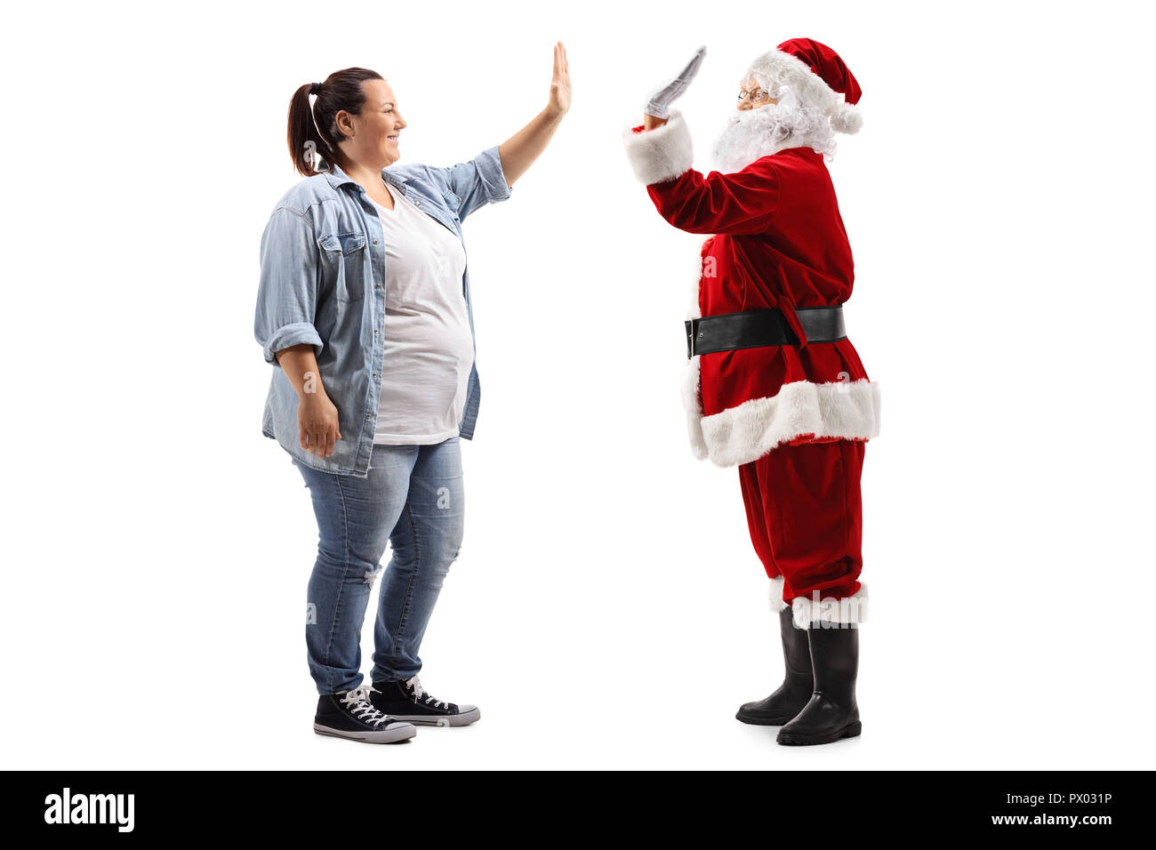 Lunghezza piena ripresa di profilo di una giovane donna di alta fiving Santa Claus isolati su sfondo bianco Foto Stock