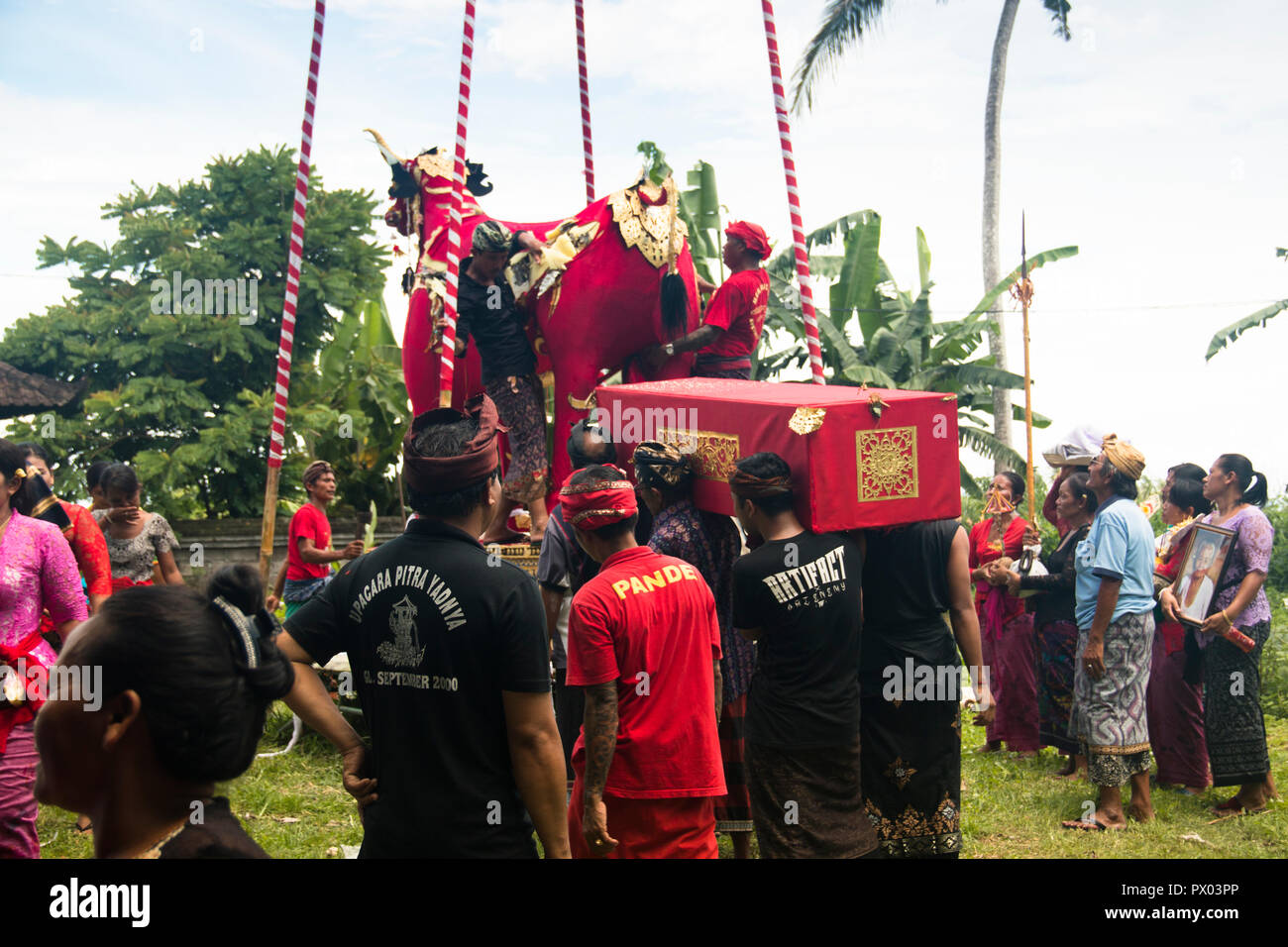 UBUD, BALI - Gennaio 2018: un funerale e cerimonia di cremazione in un piccolo villaggio nei pressi di Ubud sull isola di Bali in Indonesia Foto Stock