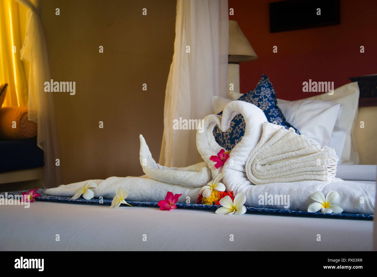 Albergo elegante camera con asciugamani piegati come cigni in Pemuteran a Bali, in Indonesia Foto Stock