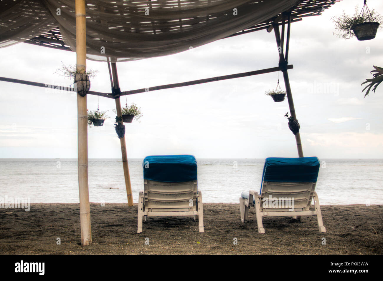 Ristorante direttamente sulla spiaggia in un resort di Pemuteran a Bali, in Indonesia Foto Stock