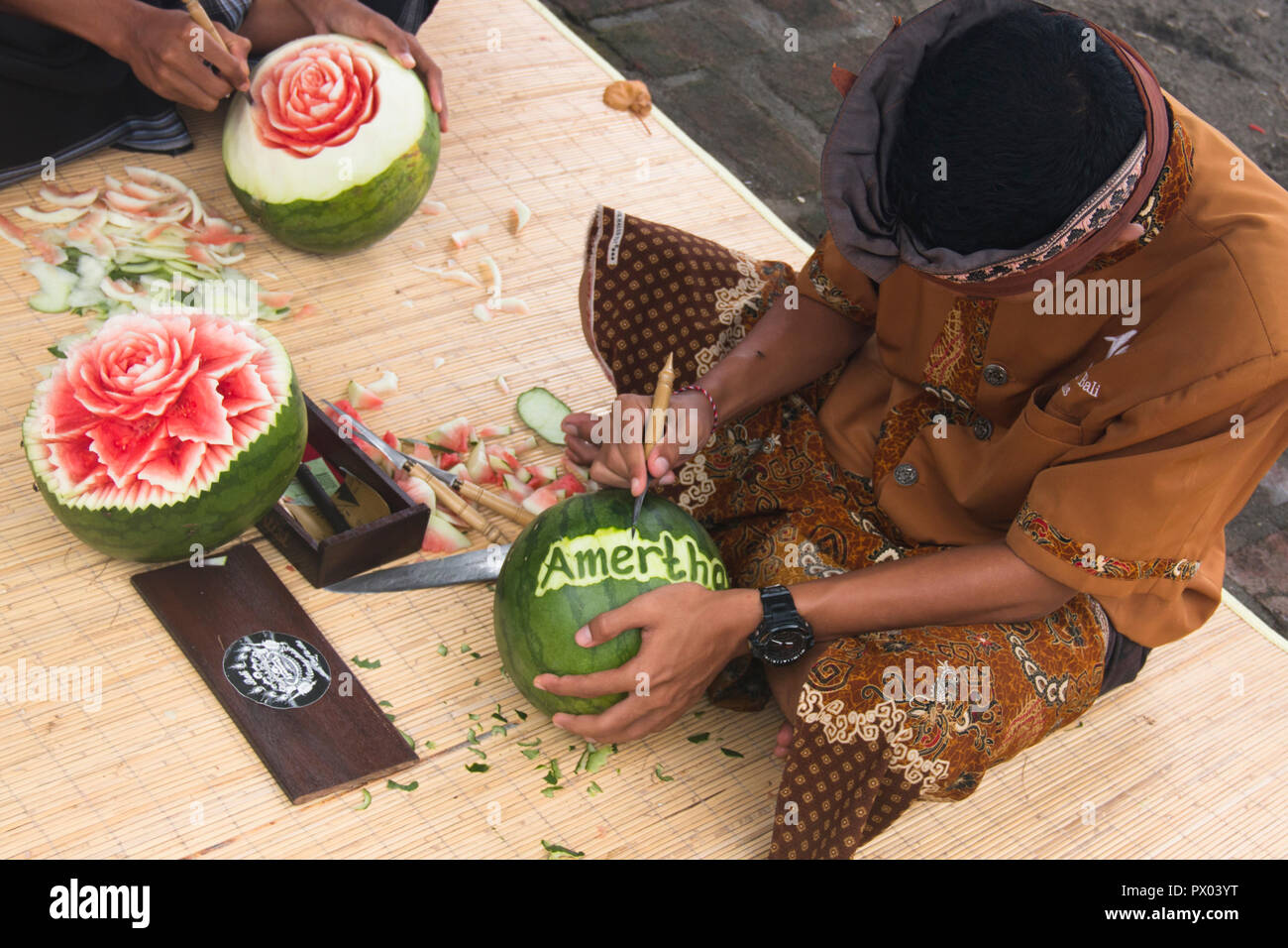 PEMUTERAN, BALI - Gennaio 2018: Cocomero carving è una ben precisa tecnica eseguita dagli uomini di Bali, Indonesia Foto Stock