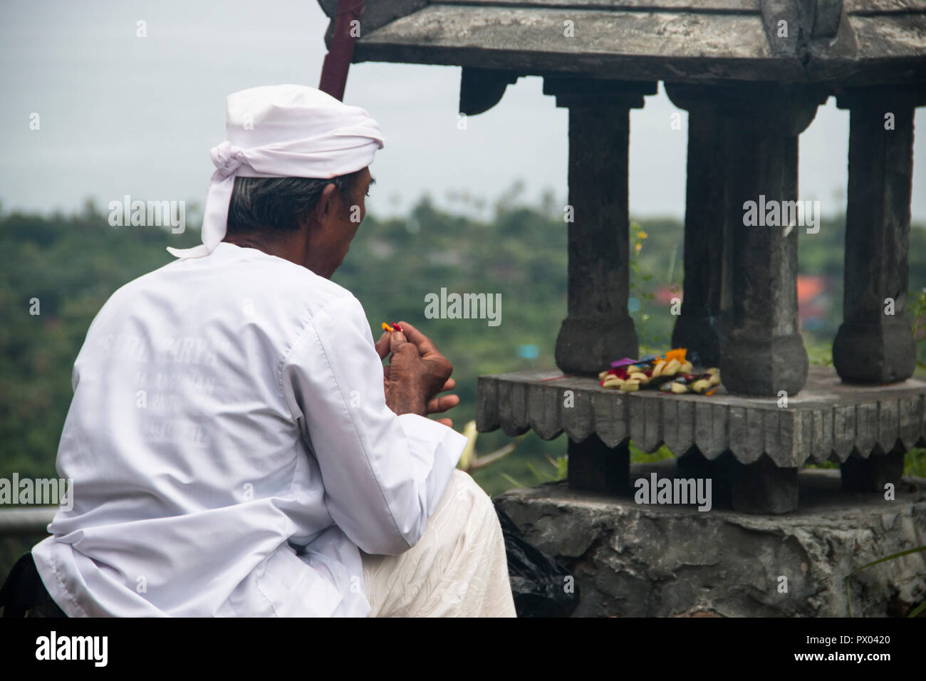 PEMUTERAN, BALI - Gennaio 2018: un sacerdote Indù eseguendo offerte in un tempio di Pemuteran a Bali, in Indonesia Foto Stock