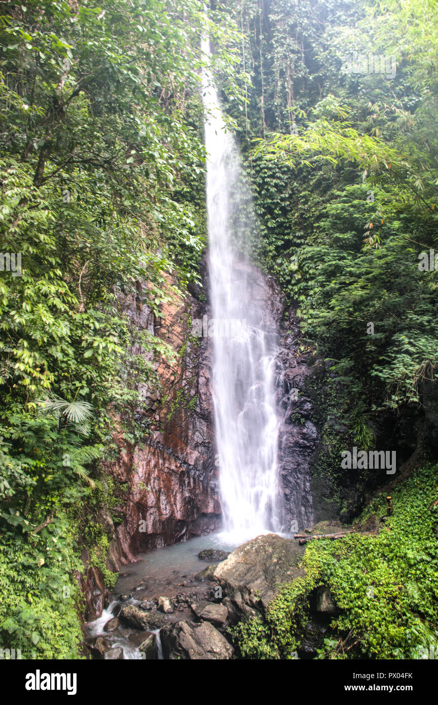 Una grande cascata vicino Sidemen a Bali il più turistica isola di Indonesia Foto Stock