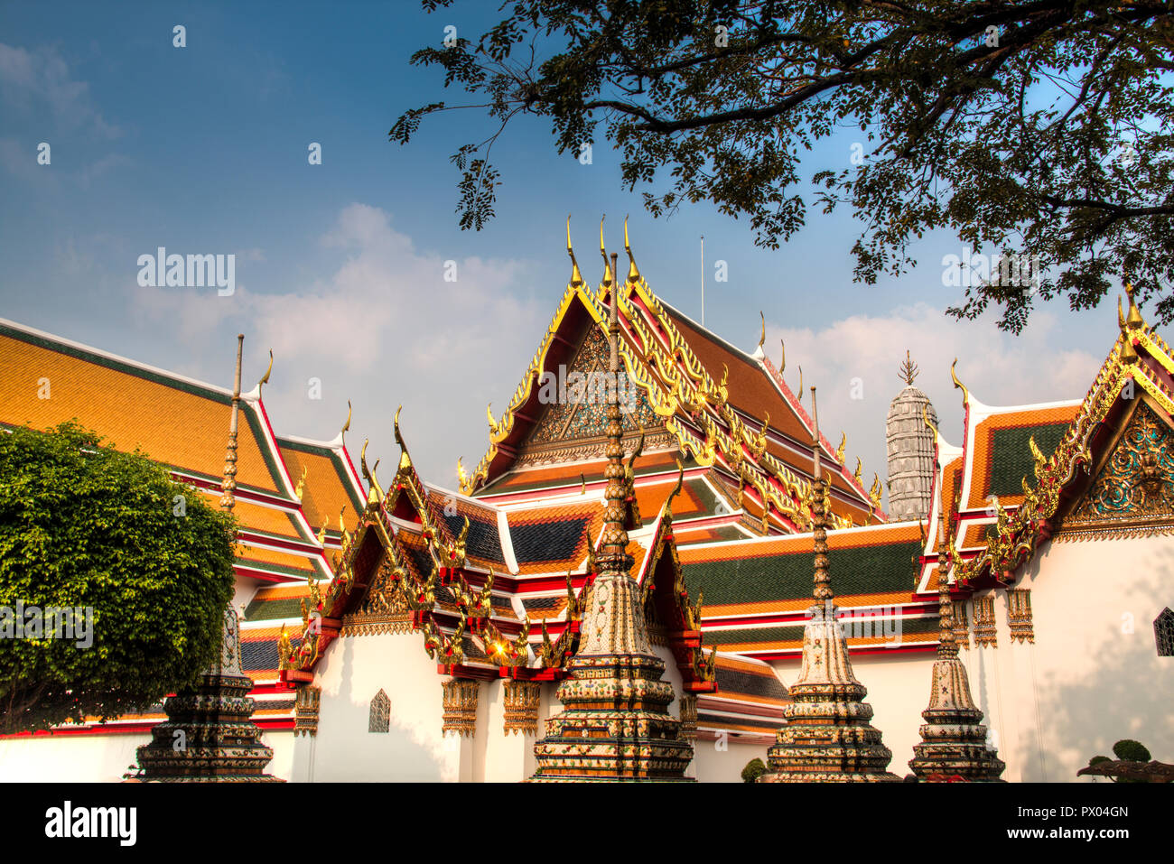 Il famoso Wat Pho tempio a Bangkok, uno dei più importanti templi in Thailandia Foto Stock