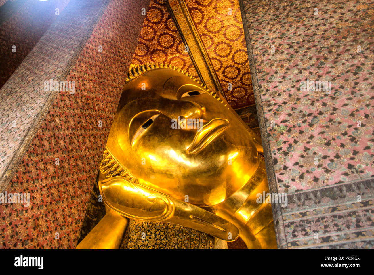 Una statua di Buddha nel famoso Wat Pho tempio a Bangkok, uno dei più importanti templi in Thailandia Foto Stock