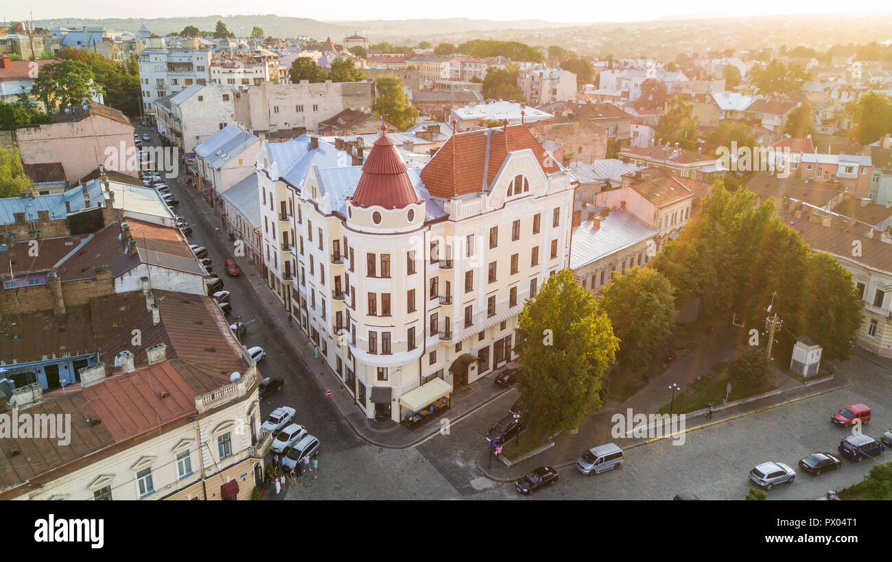 Chernivtsi vista da sopra. Ex Bristol hotel occupa un edificio alto vista alla luce del tramonto. Foto Stock