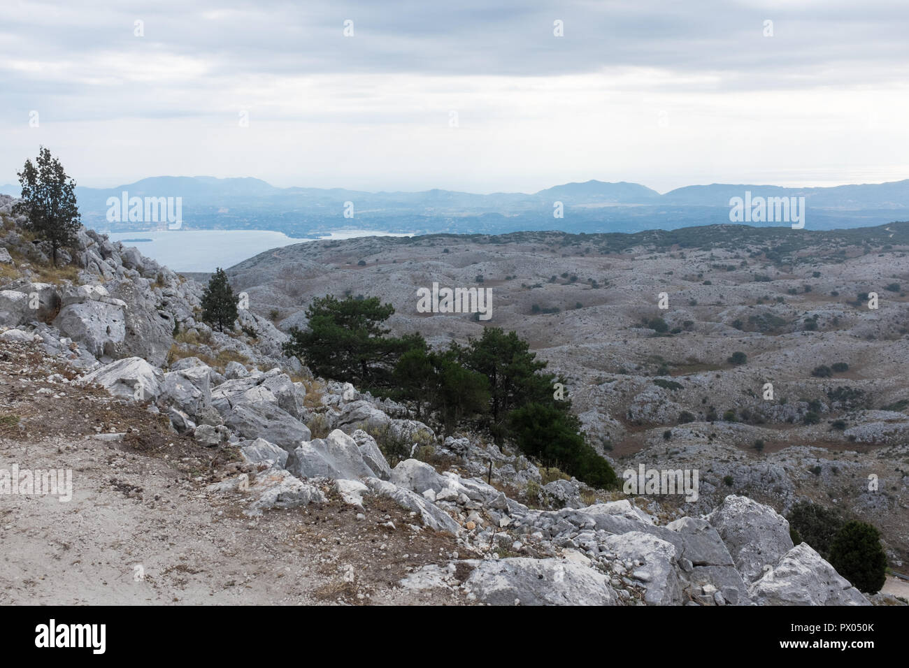 Vista da Pantokrator, il punto più alto dell'isola greca di Corfù Foto Stock