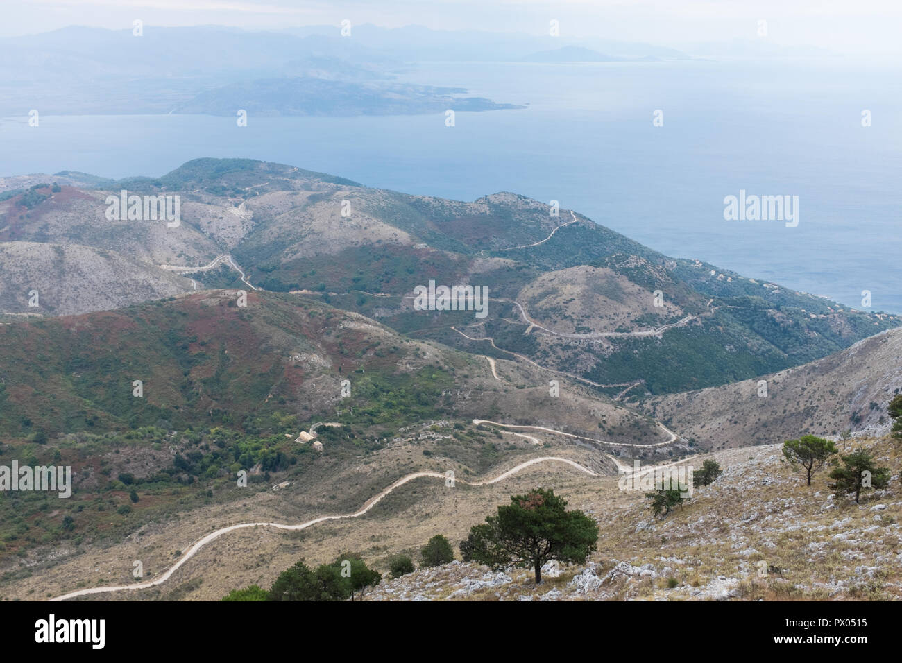 Stretta stradina di montagna fino a Pantokrator, il punto più alto dell'isola greca di Corfù Foto Stock