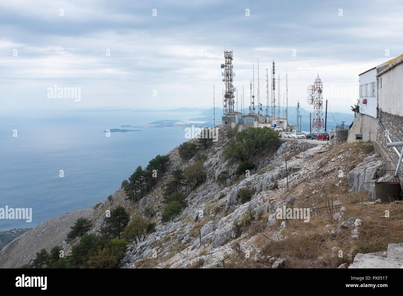 Montanti di telecomunicazioni e antenne a Pantokrator, il punto più alto dell'isola greca di Corfù Foto Stock